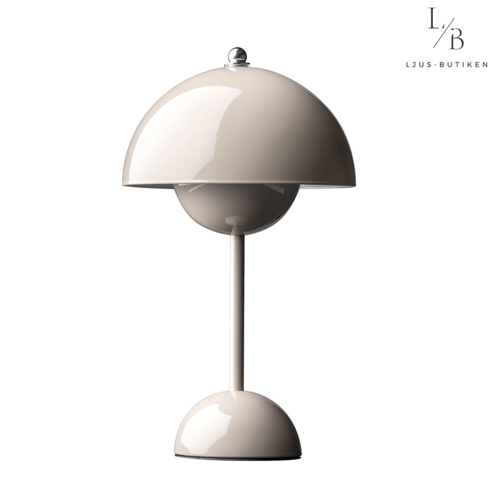 "Batteridriven svamplampa i dansk design med mjukt LED-sken, tillgänglig i flera färger, passar som inredningsdetalj."