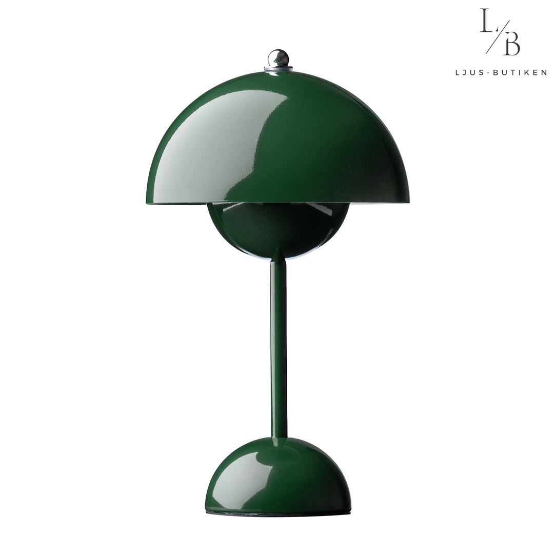 "Batteridriven svamplampa i dansk design med mjukt LED-sken, tillgänglig i flera färger, passar som inredningsdetalj."