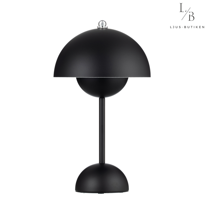 "Batteridriven svamplampa i dansk design med mjukt LED-sken, tillgänglig i flera färger, passar som inredningsdetalj."