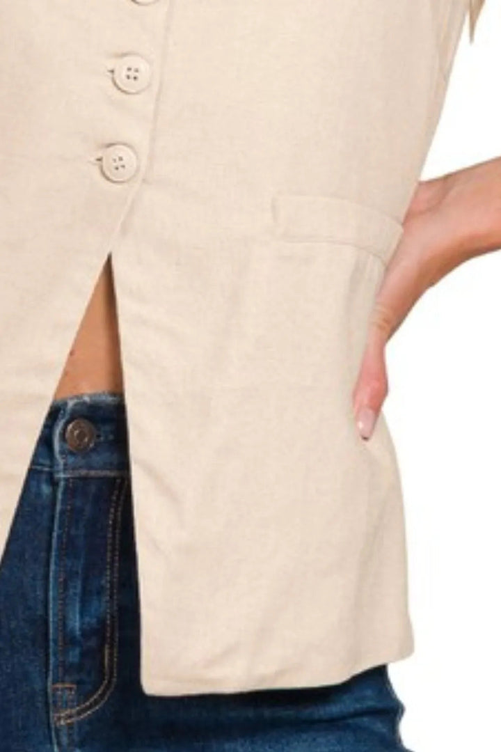 Elegant damväst med knytning framtill, fodrad och ärmlös i beige. Perfekt sommarväst eller för en business casual look.