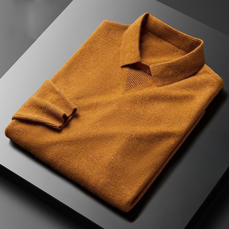 Orange polotröja för män. Långärmad, stickad herrtröja, perfekt för vardag och höstmode. Bekväm stil.