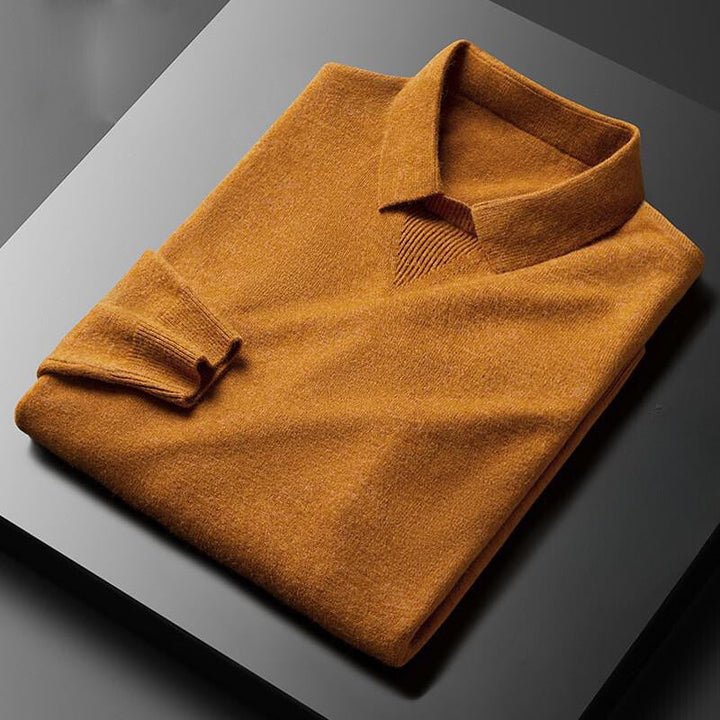 Orange polotröja för män. Långärmad, stickad herrtröja, perfekt för vardag och höstmode. Bekväm stil.