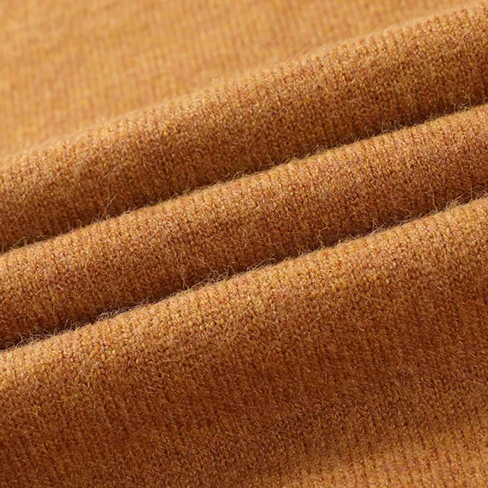 Bekväm polotröja för män. Långärmad herrtröja i mjuk stickning. Finns i beige, orange, blå, svart.