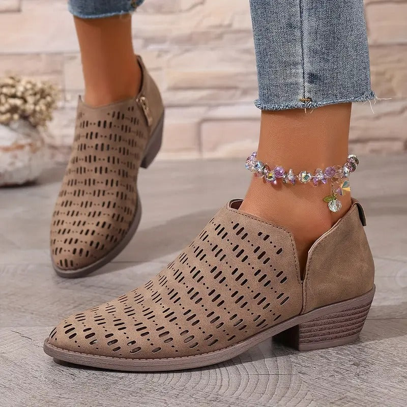 Kvinnors bruna ankelboots med elegant utskuren design, perfekta som luftiga sommarskor.