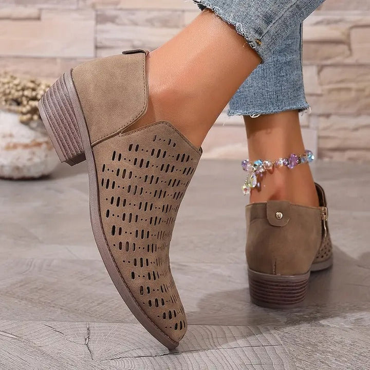 Luftiga ankelboots för kvinnor i beige färg med unika utskärningar, idealiska för casual stil.