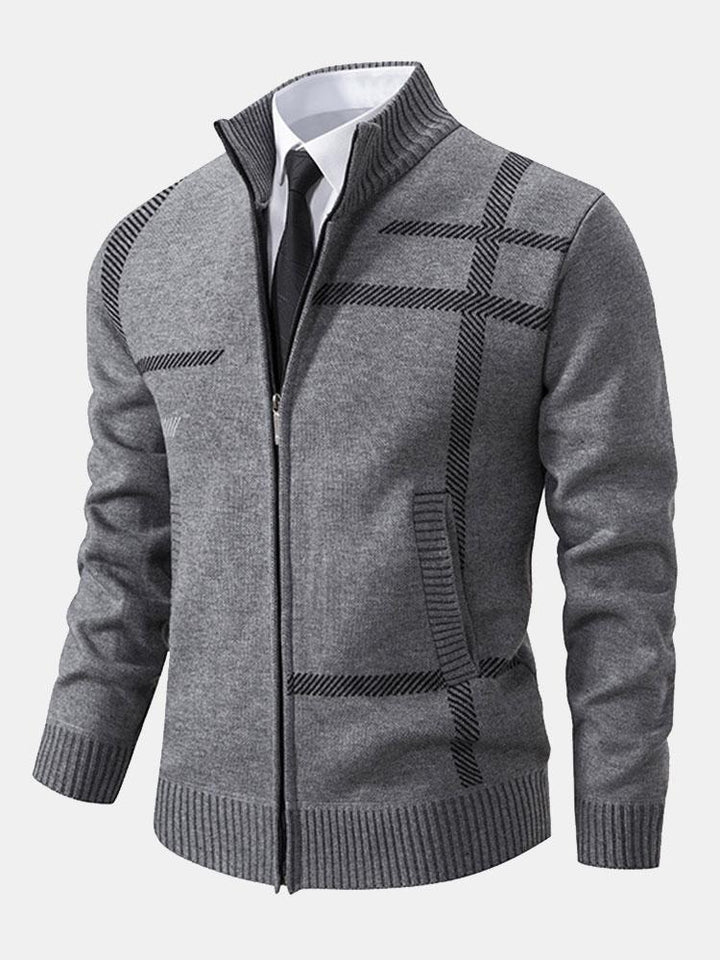 Man bär en stilren grå casual kavaj, perfekt för en modern semi-formell look. Mångsidiga herrkläder.