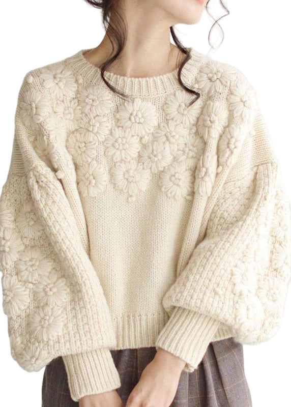 Beige stickad damtröja med detaljerat broderi. Mysig och långärmad, perfekt för höstens avslappnade vardagsstil.