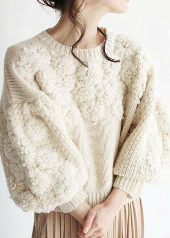 Mysig beige stickad damtröja med elegant broderi. Långärmad tröja för en varm och avslappnad höststil.