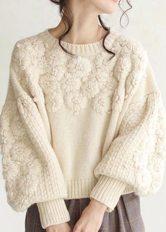 Elegant beige stickad damtröja med vackert broderi. Långärmad för vardag och höstmode. Avslappnad passform.