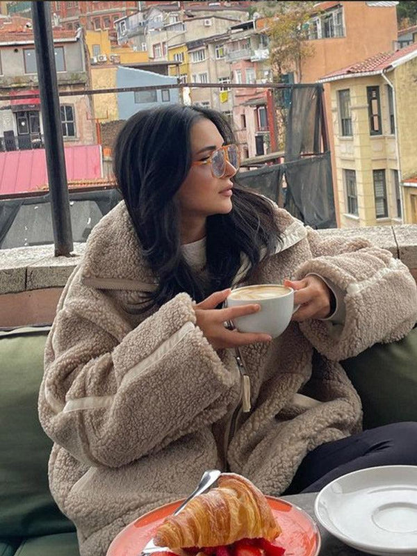 Stilfull beige urban jacka för kvinnor. Varm höstjacka med fickor, perfekt som bekvämt ytterplagg.
