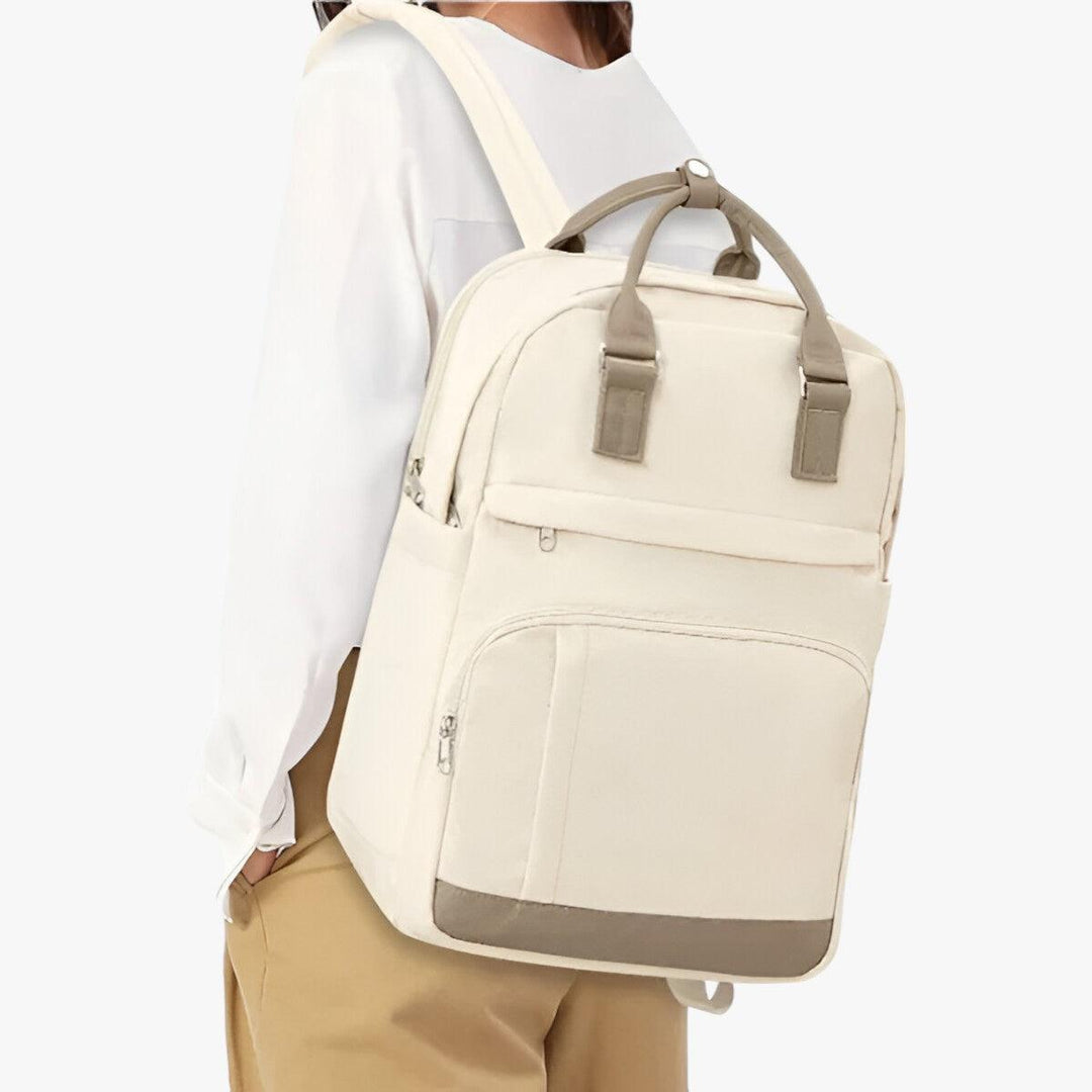 Funktionell unisex ryggsäck i beige, med vattentätt material och chic urban design. Idealisk för daglig användning.