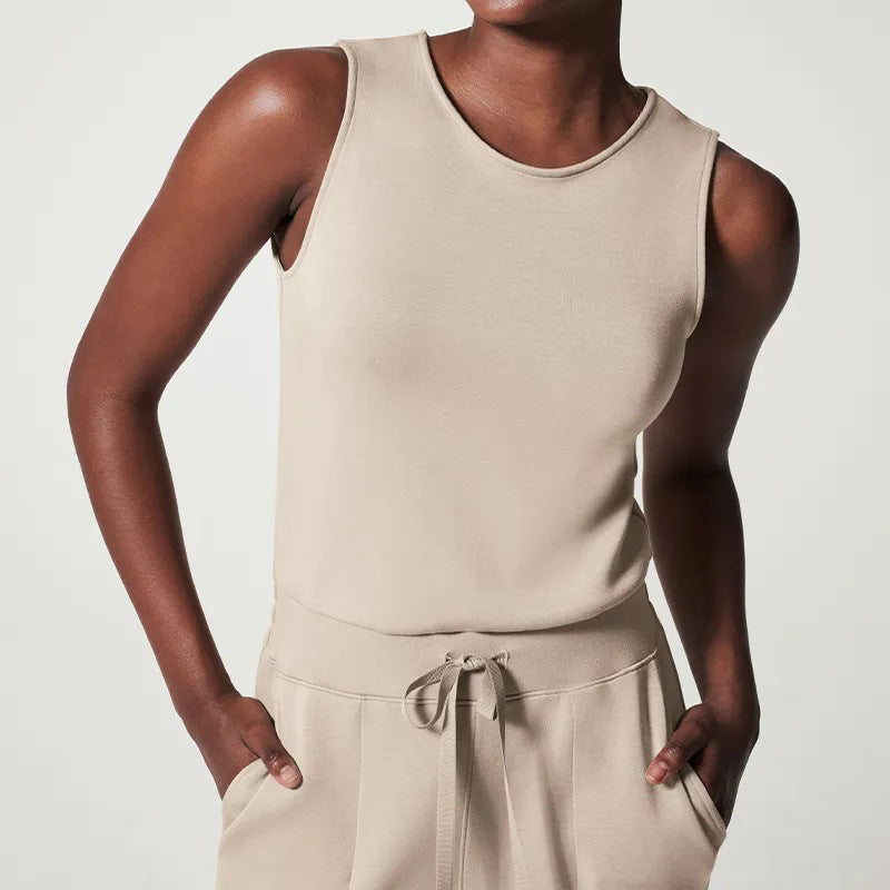 Stilren dam byxdress med lös silhuett och breda ben. Kortärmad design för en avslappnad sommarlook.