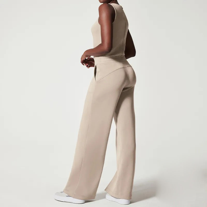 Vardags jumpsuit för dam med bekväm lös passform. Justerbart bälte framhäver midjan, perfekt för fritid.