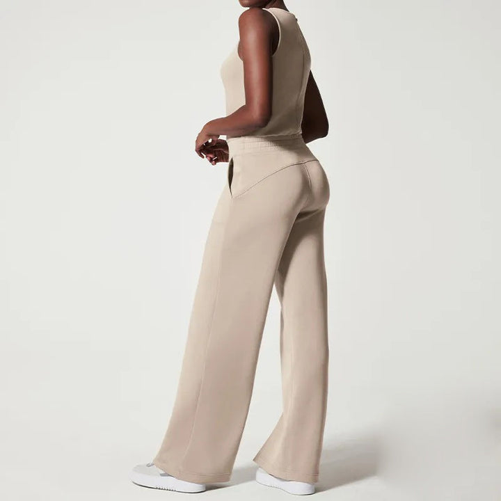 Vardags jumpsuit för dam med bekväm lös passform. Justerbart bälte framhäver midjan, perfekt för fritid.