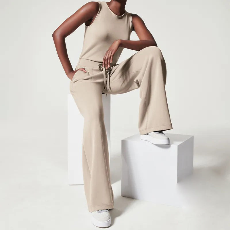Sommar dam jumpsuit i avslappnad modell med kort ärm och breda ben. Elegant & bekväm för varma dagar.