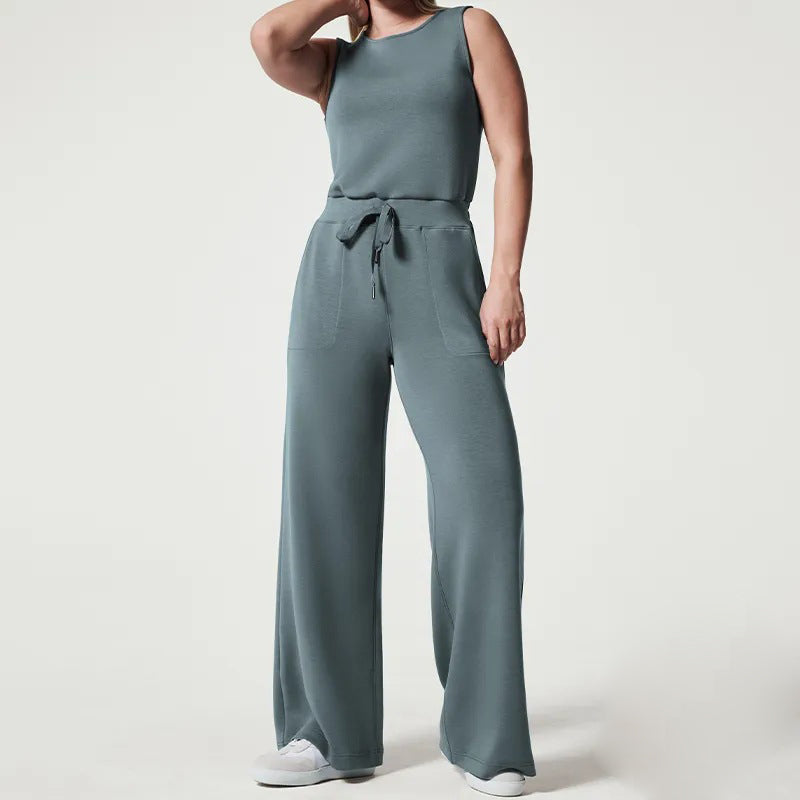 Avslappnad dam jumpsuit med bekväm, lös silhuett. Kortärmad med breda ben & justerbart bälte för vardag.