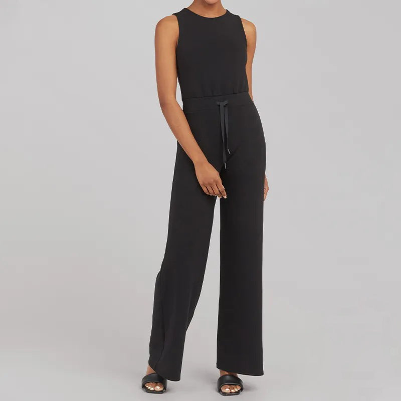 Elegant och bekväm dam byxdress för sommaren. Lös silhuett, kort ärm och justerbart bälte för en perfekt passform.