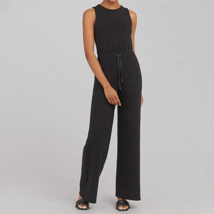 Elegant och bekväm dam byxdress för sommaren. Lös silhuett, kort ärm och justerbart bälte för en perfekt passform.