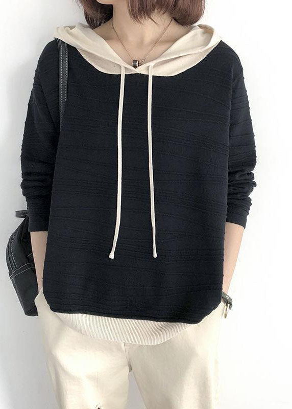 Detaljbild av dam sweatshirt med huva och justerbar dragsko. Idealisk för en avslappnad höststil.