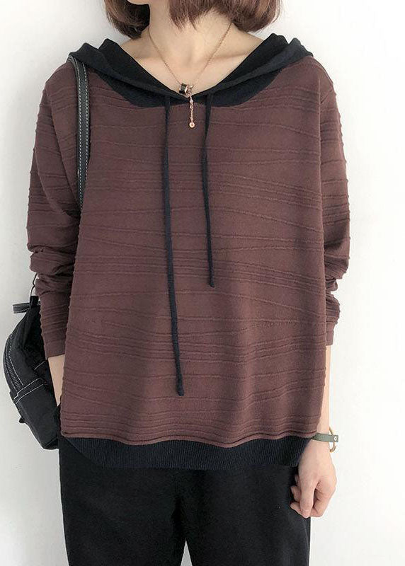 Kvinnors sweatshirt med huva i avslappnad passform. Perfekt för bekväm höststil och fritidsaktiviteter.