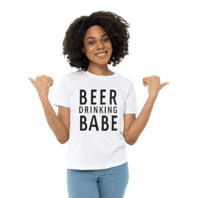 Bekväm dam t-shirt i polyesterbomull, perfekt för avslappnade sommardagar med kort ärm och rundhals.