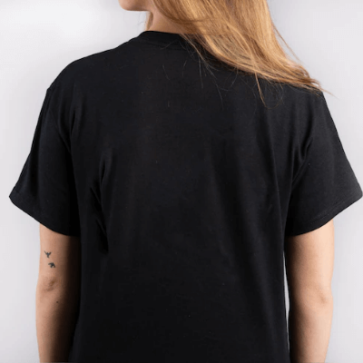 Kortärmad dam t-shirt med rundhals i mjuk polyesterbomull. En trendig och bekväm modell för kvinnor.