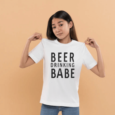 Snygg och bekväm dam t-shirt med rundhals, kort ärm, tillverkad i tålig polyesterbomull för fritid.