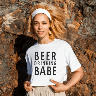 Dam t-shirt i mjuk polyesterbomull. Kortärmad design med rundhals, idealisk för en avslappnad sommarstil.