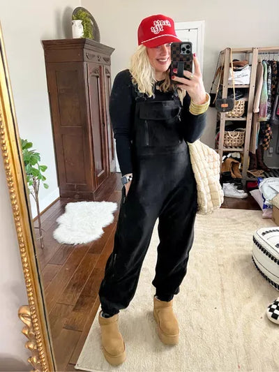 Långärmad damjumpsuit med praktiska sidofickor. Perfekt bekväm byxdress för en avslappnad look.