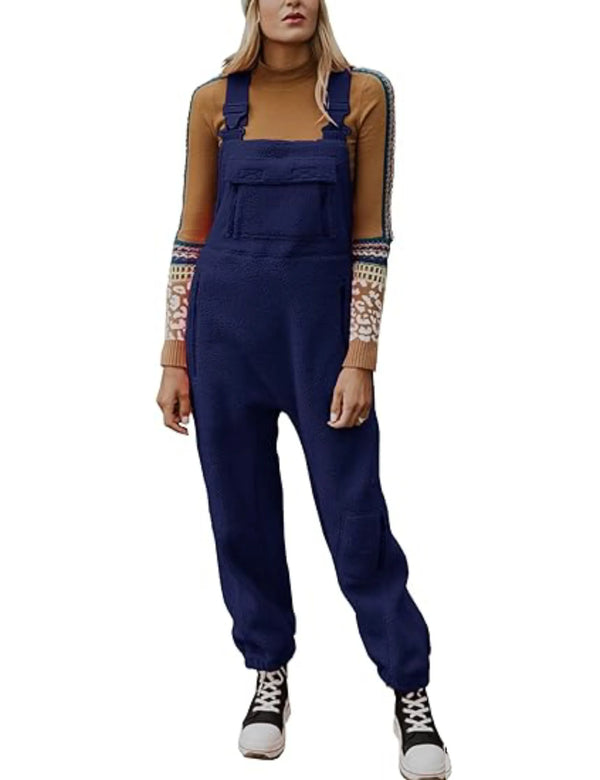 Närbild på tyget av en mjuk damjumpsuit, framhäver den bekväma kvaliteten. Långärmad byxdress för dam.