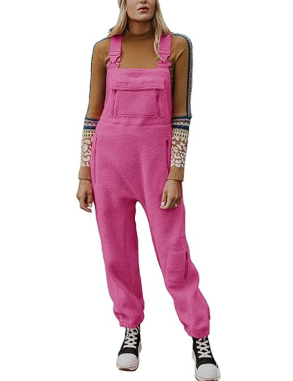 En kvinna poserar i en modern damjumpsuit. Visar den avslappnade passformen och bekväma vardagsstilen.