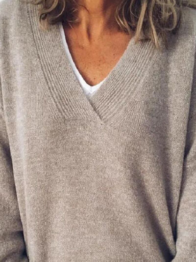 Elegant damtröja med V-hals och sänkt axel. Perfekt för avslappnad vardagsstil och kvinnors höstmode.