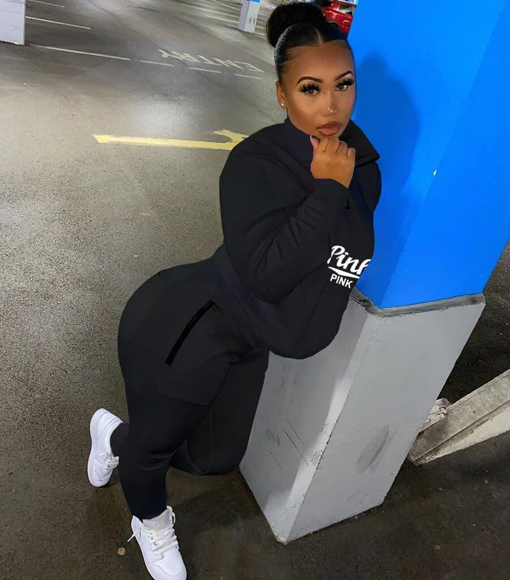 Byxorna från den tvådelade damträningsoverallen med letter print, bekväma för joggingset och lounge.