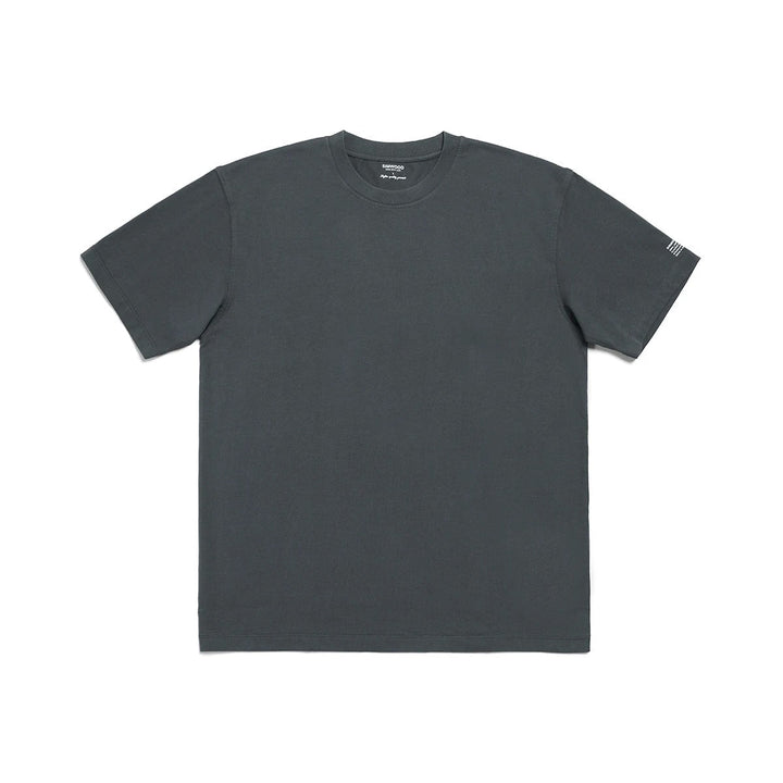 Modern grå herr t-shirt, avslappnad stil för vardagsmode. Bekväm kortärmad överdel, mångsidig och stilren.