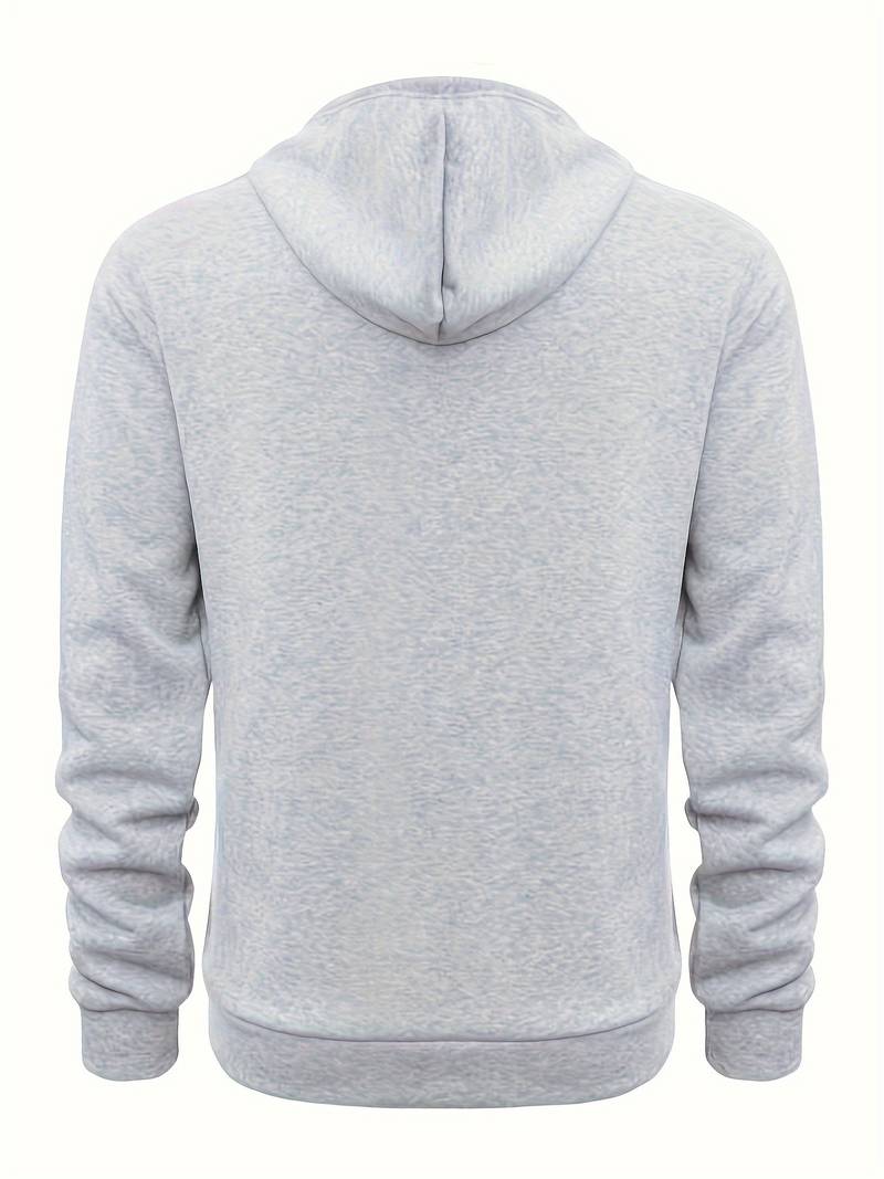 En man i avslappnad herrhoodie rör sig bekvämt, visar den lediga passformen och vardagsstil.