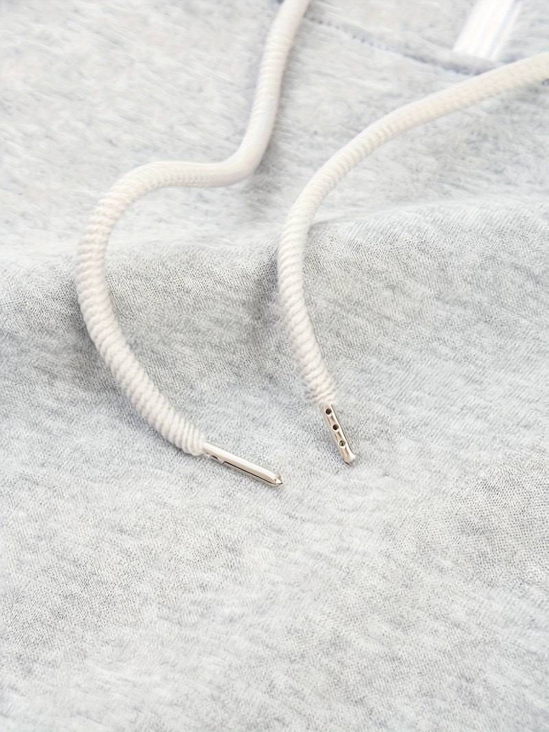 Komfortabel herrhoodie, designad för avslappnad fritid, modern vardagsstil och streetstyle.