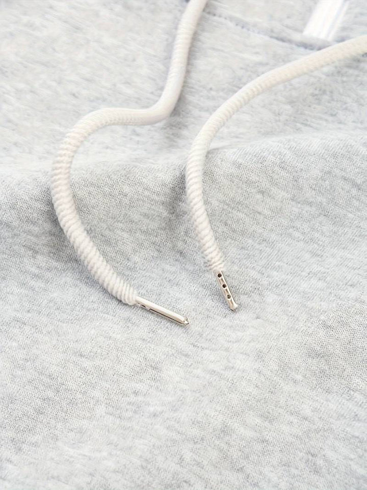 Komfortabel herrhoodie, designad för avslappnad fritid, modern vardagsstil och streetstyle.