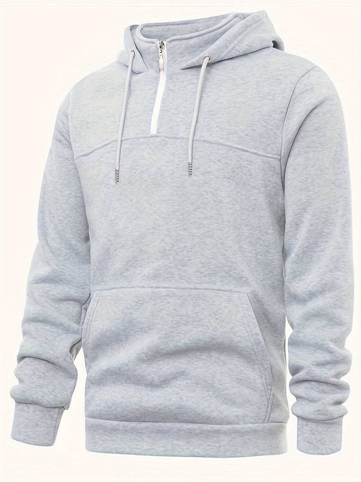 Stilren herrhoodie kombinerad med jeans, skapar en bekväm och ledig vardagsstil.