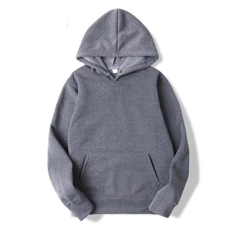 Avslappnad herrhoodie på modell, med fickor. Idealisk huvtröja för sköna vardagsstunder.