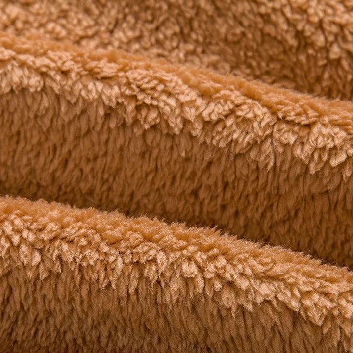 Mjuk kvinnors huvtröja i fleece, perfekt för mysigt höst- och vintermode. Stilren design.
