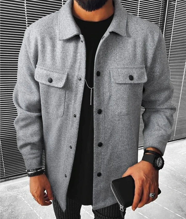 Man bär en bekväm långärmad herrskjorta i bomull/polyester, perfekt för kyla.