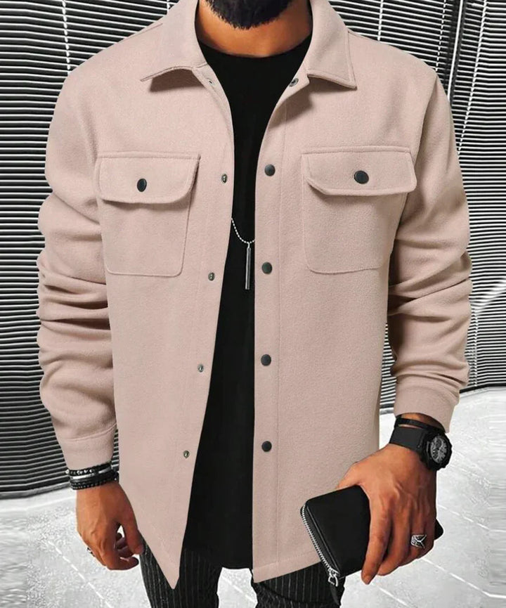 Vit avslappnad långärmad herrskjorta i bomull & polyester, perfekt för hösten.