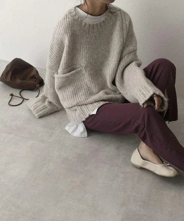 Mjuk och bekväm oversize damtröja med rymlig framficka. En trendig och avslappnad långärmad modell för vardagen.