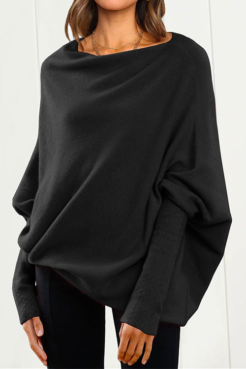 Mjuk stickad tröja för kvinnor med eleganta fladdermusärmar. En bekväm och stilren del av vinterkläderna.