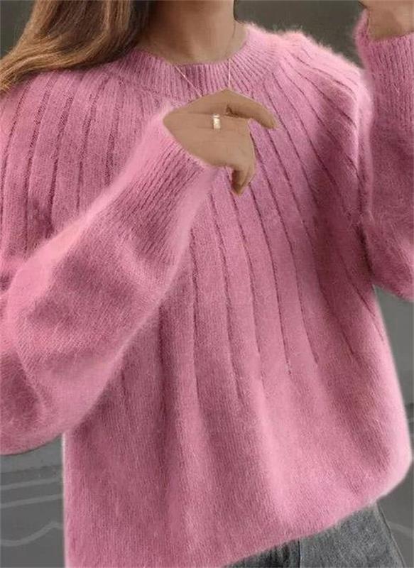 Mjuk stickad vintertröja för kvinnor, en rundhalsad pullover som ger värme och stil för alla tillfällen.