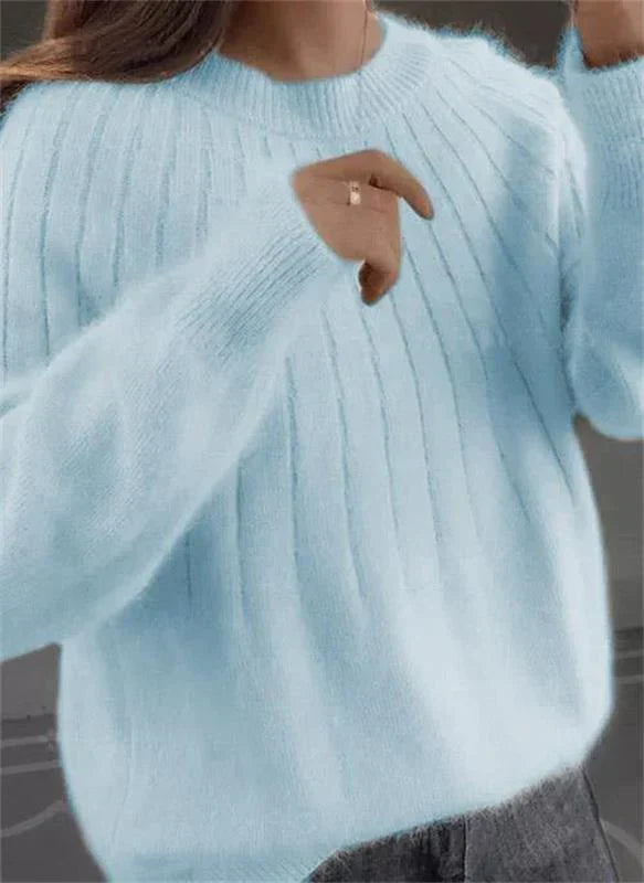 Elegant stickad damtröja med lång ärm, perfekt för bekväm vardag eller en uppklädd look under kalla dagar.