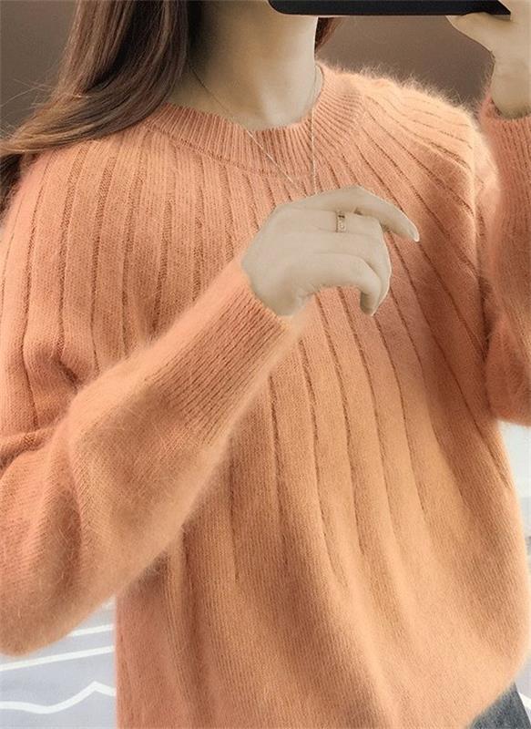 Högkvalitativ bekväm stickad tröja för kvinnor. En klassisk långärmad pullover för både höst och vintermode.
