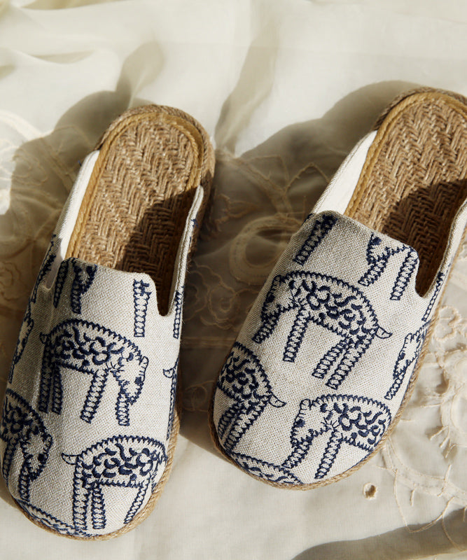 Stilrena slip-on sandaler för kvinnor, med elegant broderi. Idealiska för avkopplande sommar och semester.