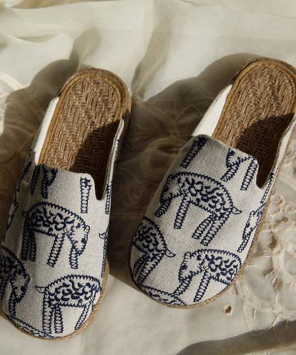 Kvinnors slip-on sandaler i beige med vackra broderade detaljer. Perfekta för avkopplande sommardagar.
