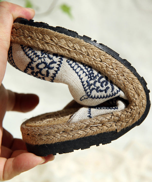 Avslappnade broderade damsandaler för maximal komfort. Mångsidiga beige sommarskor för alla tillfällen.
